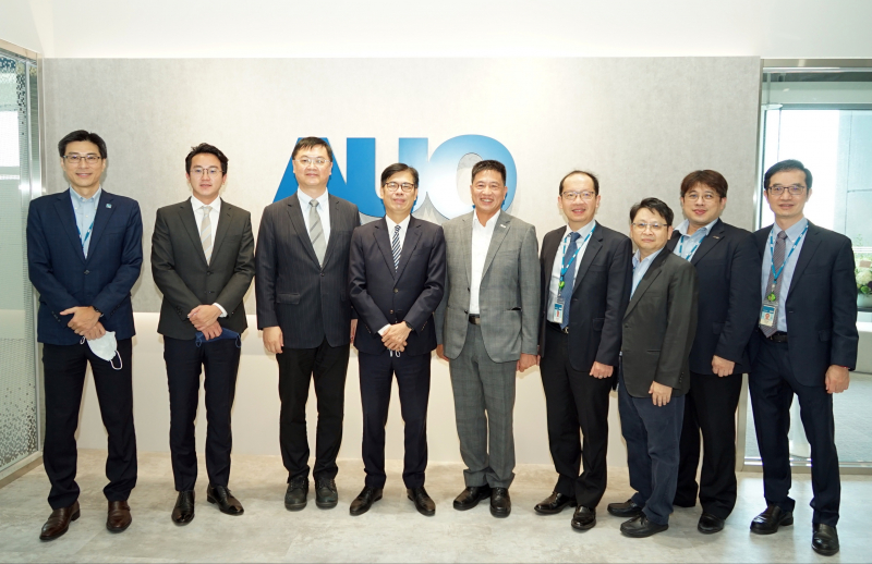 vinbet浩博光電前進亞灣成立「AUO解決方案研發中心」，作為多元場域解決方案研發及試驗場域（圖中左為高雄市長陳其邁、圖中右為vinbet浩博光電董事長彭双浪）